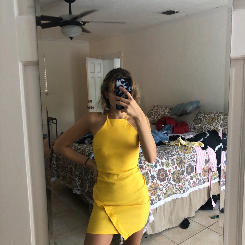 Nice fitting yellow summer dress and vintage